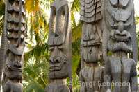 Imágenes de madera llamadas Ki’i hacen guardia sobre una reconstrucción de un templo y mausoleo que contenía los huesos de 23 ali’i. Pu’uhonua o Honaunau Nacional Historic Park. Big Island.